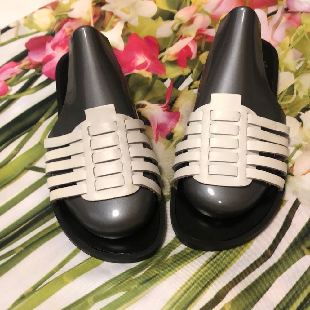 Steven Madden sandals in White and black